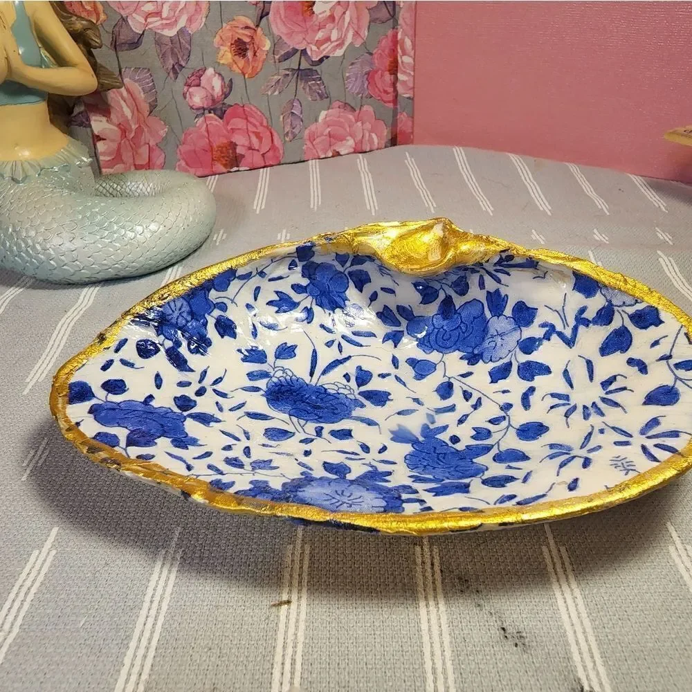 DECOUPAGE CLAM SHELL DECOUPAGE BLUE FLOWERS 💐 ON A CLAM SHELL TRINKET DISH - Picture 6 of 10